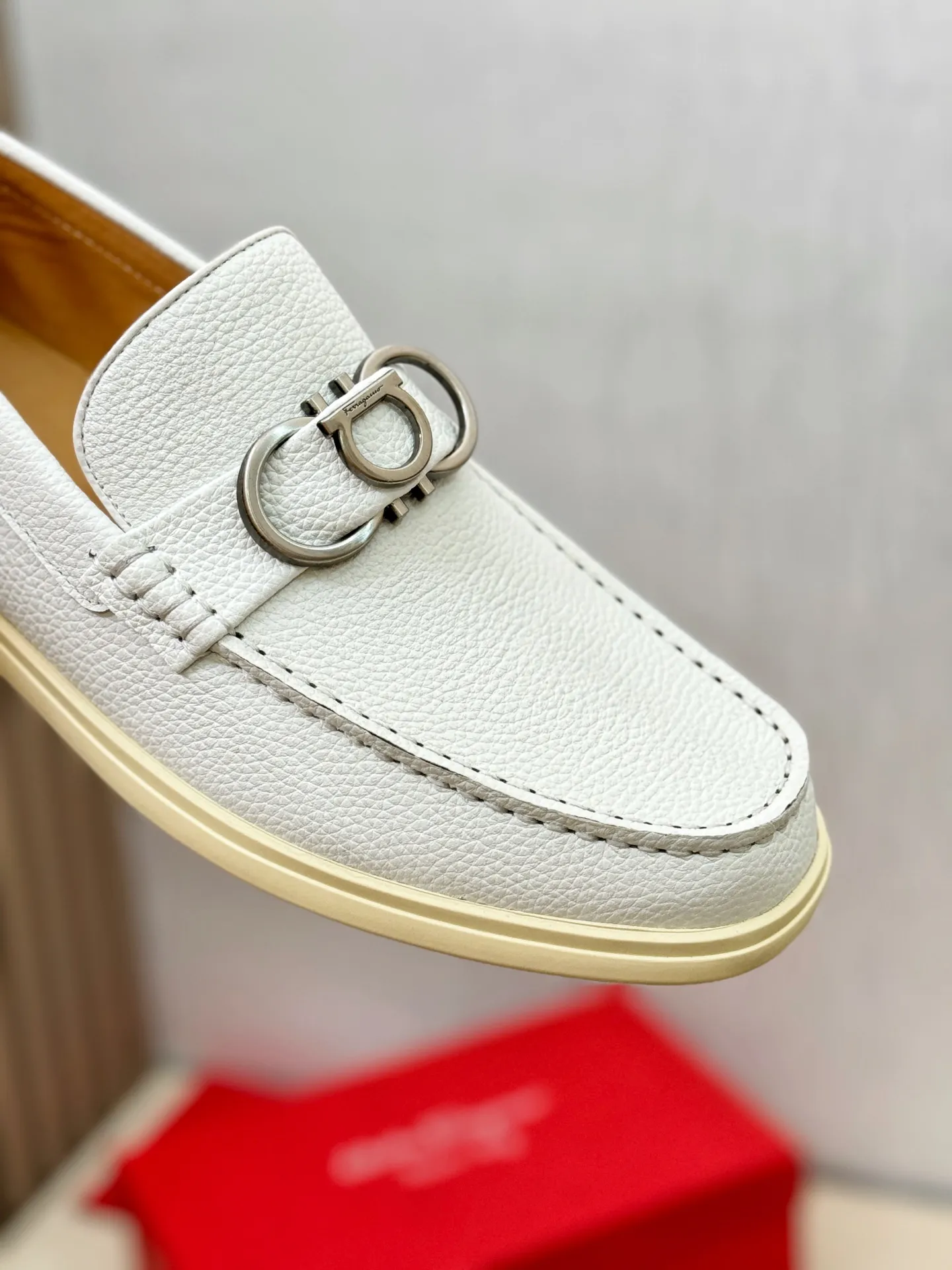 [Ferragamo] P: 580💰 Number of yards: 38~44 (45 orders are non-returnable) Ferragam's new men's driving shoes, the fabric is made of imported cowhide, with visible texture, heavy industrial stitching, dyed calfskin inside, standard logo cowhide feet, big-name experience, soft and comfortable on the feet, a men's favorite, special non-slip and wear-resistant rubber soles, easy to handle various occasions, with original box packaging!